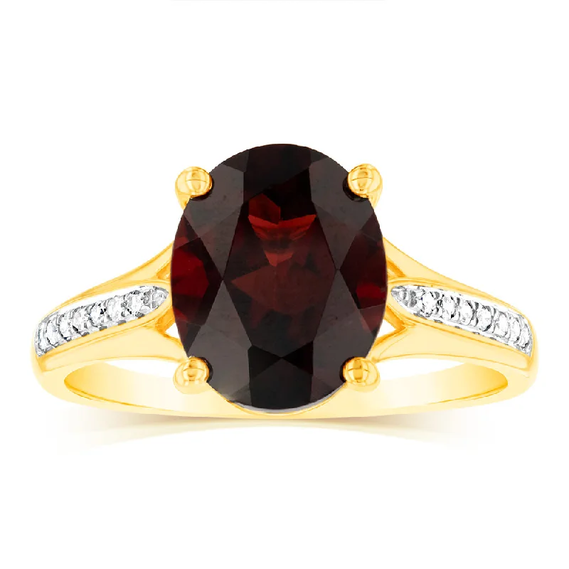 Strong clasp rings-9ct Yellow Gold 3.10 Carat Garnet and 14 Diamonds Dress Ring